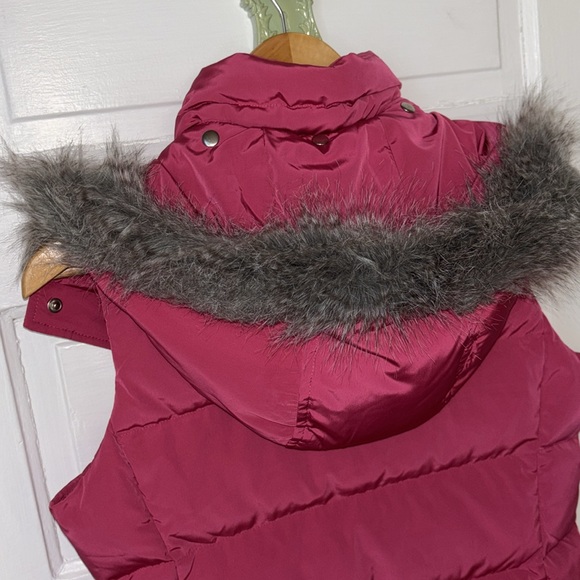 TALBOTS DUCK DOWN PINK HOODED PUFFER VEST WITH FAUX FUR TRIM - Picture 6 of 8